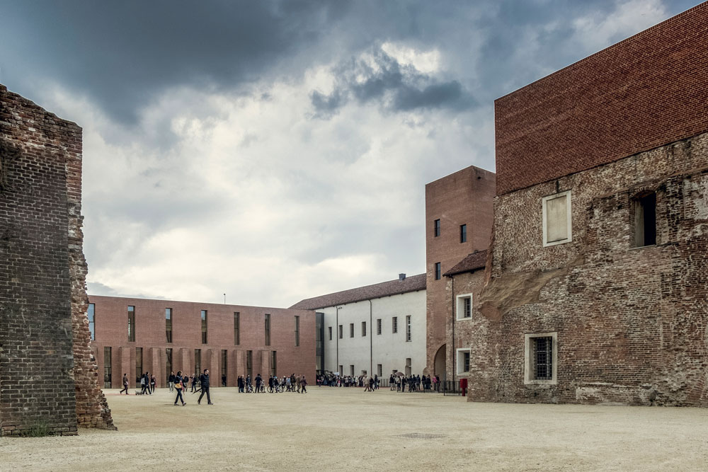 Cortile del Castello di Novara fotografato da Giuseppe Perretta
